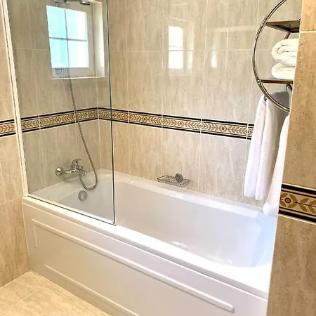 Magellan House Villa *