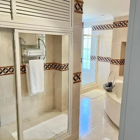 Magellan House Villa *